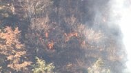 山梨の山火事は消火活動続く…昼頃に登山者を確認　地元には林野火災注意報　山梨・上野原市