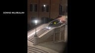 【何が】観光名所「スペイン階段」下って立ち往生する高級車…81歳高齢ドライバー検挙「仕事に行く途中だった」 高齢者事故が社会問題化 イタリア・ローマ