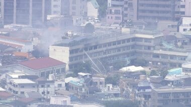 逃げ遅れの児童3人を救助　東京・北区の小学校で火事　屋上とグランドに児童が避難