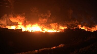 リサイクル工場で火事　廃プラスチックなど燃え広がる　昨夜から延焼…鎮火のめど立たず…