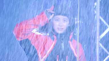 まるで台風中継! ターゲットは女性なのになぜ? 土砂降りファッションショーの狙い