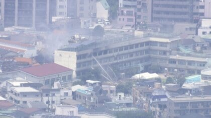 逃げ遅れの児童3人を救助　東京・北区の小学校で火事　屋上とグランドに児童が避難