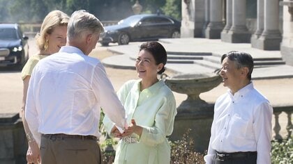 天皇皇后両陛下が国王夫妻と王宮の庭園を散策　ベルギー最終日　皇后さまはグリーンのシャツ姿