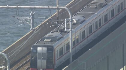 橋歩いた乗客「風で体飛んでいくかと…」空港島と対岸結ぶ橋の上で特急が立ち往生 乗客らが語った“その時”