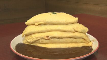 追加で“5段重ね”まで可能…SNSの声受け誕生『ミルフィーユオムライス』腕と根気で作り上げる断層グルメ