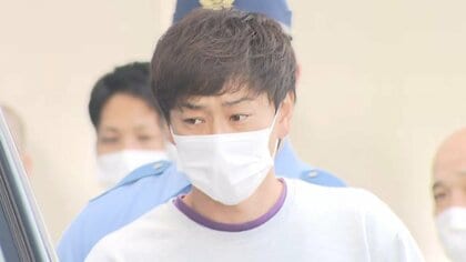 “殺人容疑”中学校教師 送検される　時折､カメラ見つめる仕草も　半休を取って“盗み”目的で住宅侵入したか　東京･江戸川区