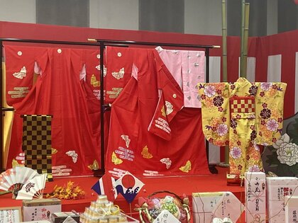 長崎くんち「庭見せ」絢爛豪華！衣装に曳物、傘鉾が一堂に！7つの踊町