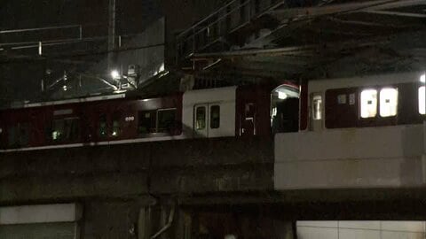 脱線した車両を現場から撤去　近鉄京都線きょうも京都―大和西大寺間で運転見合わせ　運転士「後ろから引っ張られるような感じ受けた」