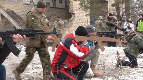 毎週末に一般市民の軍事訓練 緊迫のウクライナ情勢 - www.fnn.jp