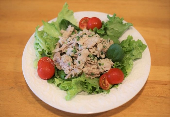 「豚もも肉のねぎ塩味」は湯せんで加熱調理してからサラダのように食べても
