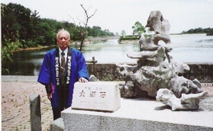 長谷川清巳さん。無錫市から贈られた太湖石を三重・鈴鹿青少年センターに寄贈。