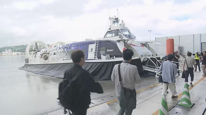 ホーバークラフト第1便に乗り込む乗客