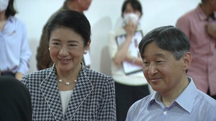 ダルマ・プルサダ大学で日本語を学ぶ学生と交流された両陛下(6月20日)