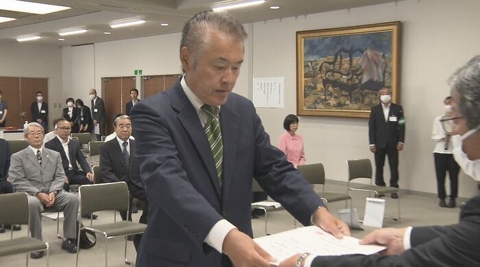 当選証書を受け取る山崎昭夫市議（2023年）