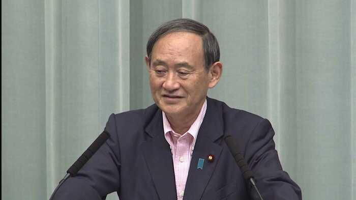 記者の質問に苦笑いを浮かべる菅長官(6月27日会見より)