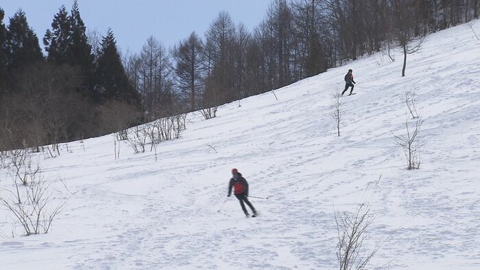 下りはアルペンスキーのように滑り降りる