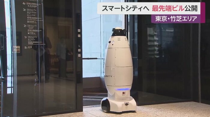 エレベーターで移動する警備ロボット