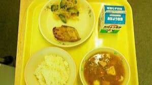 「フクラギの梅みそ焼き」を含む給食