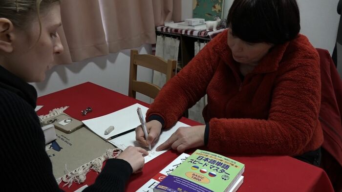日本語の勉強をするマーヤさん