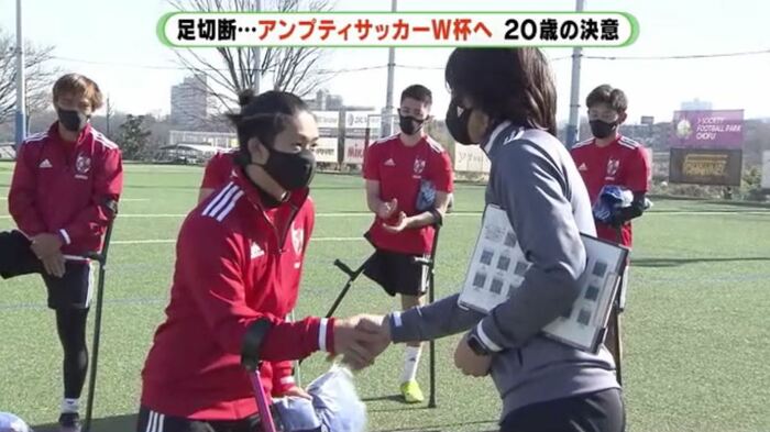 監督から代表ユニフォームを受け取る