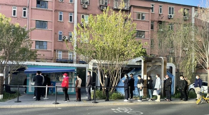 党大会当日も普段通りPCR検査に並ぶ北京市民 10月16日午前8時過ぎ