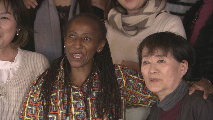 勤務先のレストランで客と記念撮影