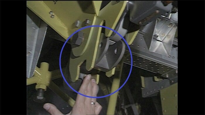 復元された「リトルボーイ」吊り下げ装置のフックを引いてみた(1990年当時)