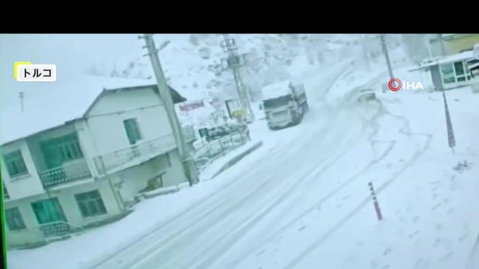 画面奥から走ってきたトラック