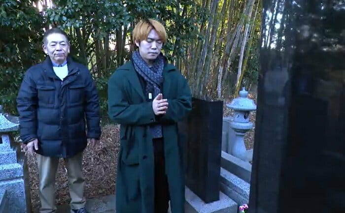墓前で2人、家族に手を合わせた