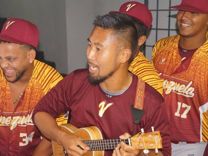 ウクレレと歌でベネズエラ代表の一致団結に貢献　