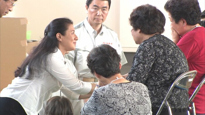 涙を流す東日本大震災の被災者の手を握られた 宮城・山元町 2011年6月