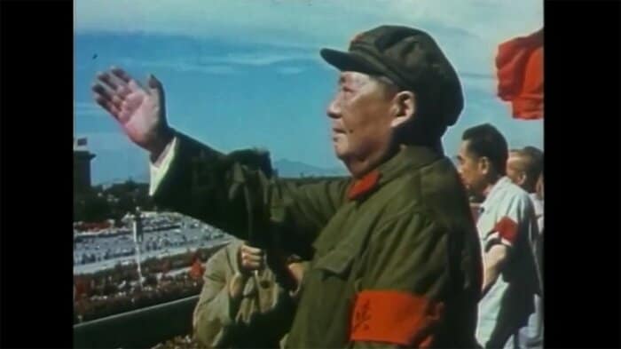 文化大革命初期に天安門広場で群衆に手を振る毛沢東氏(北京 1966年)