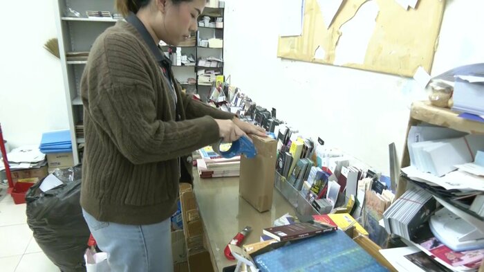 注文が急増した東野圭吾さんのタイ語版小説を梱包するスタッフ（タイ・バンコク　2026年8月）