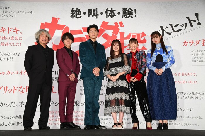 『カラダ探し』大ヒット上映中 ワーナー・ブラザース映画 ©2022「カラダ探し」製作委員会(左から)羽住英一郎監督、醍醐虎汰朗さん、眞栄田郷敦さん、橋本環奈さん、山本舞香さん、横田真悠さん
