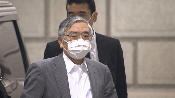 金融政策決定会合に向かう黒田総裁(5月22日)