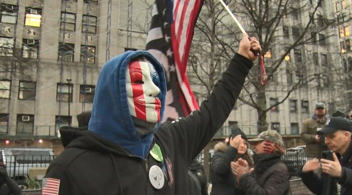 ニューヨーク・マンハッタンの検察官事務所周辺でトランプ氏の捜査に抗議する人々
