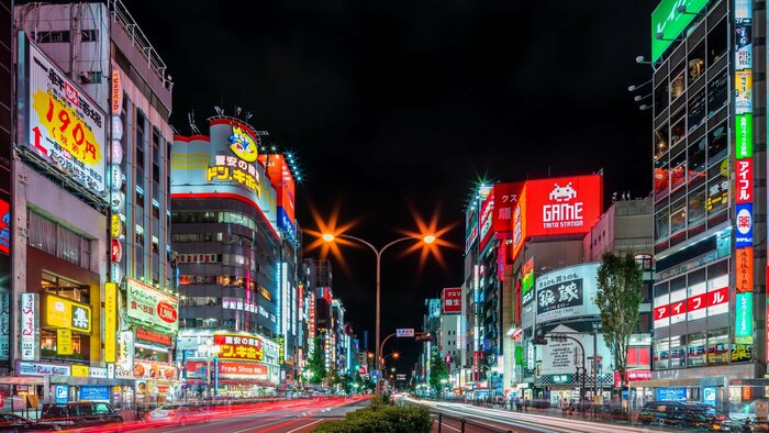 ネオンが灯る街並み(写真はイメージ)