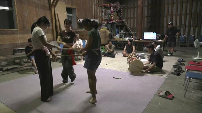 写真左に写る女子大学生3人が宿泊プランで番楽を体験