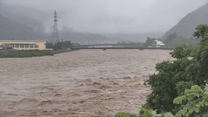 崖下から男性救出の瞬間!記録的大雨で川が氾濫、土砂崩れ…カメラがとらえた各地の被害