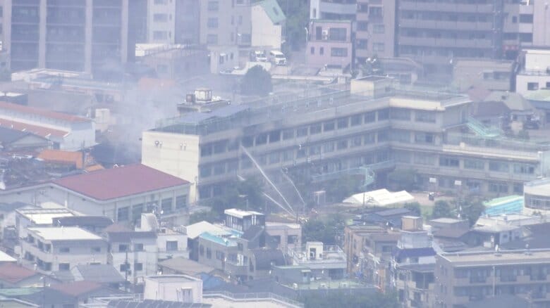 東京・北区の小学校で火事　逃げ遅れた複数の児童が屋上に避難し児童300人が校庭に避難｜FNNプライムオンライン