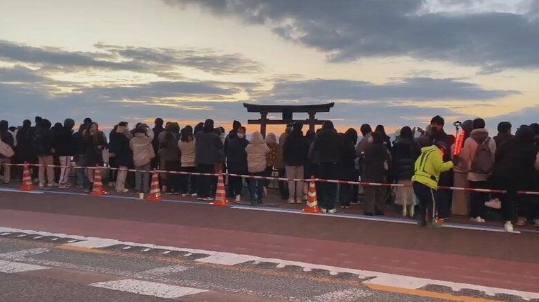 “琵琶湖に浮かぶ鳥居”と初日の出を…繰り返される「危険な横断」　神社が対策するも死亡事故も｜FNNプライムオンライン