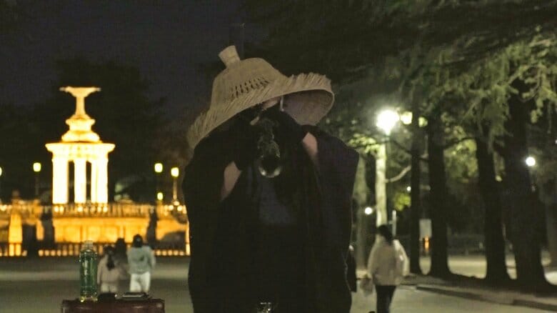 自らが“魅力少ない街”の観光地に…深編笠かぶり侍姿で演奏『サックス侍』2人の子を持つ40代会社員が奏でる夢｜FNNプライムオンライン