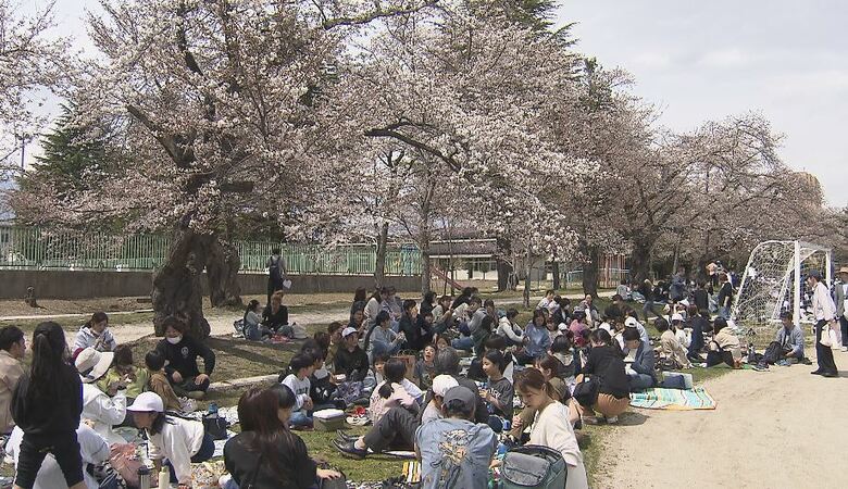”最後のお花見昼食”　児童数減少で2025年度に閉校の小学校　地域とともに思い出を「この桜を思い出して帰ってきて」｜FNNプライムオンライン