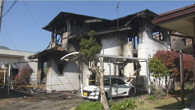 「外に出たら火柱が…」木造2階建ての住宅が全焼　焼け跡から1人の遺体　住人の男性と連絡取れず　近くの住宅5棟と車4台も焼く｜FNNプライムオンライン