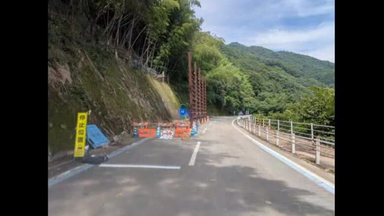 西予・野村町で落石の国道１９７号　仮設の防護柵設置で片側交互通行に切り替え【愛媛】｜FNNプライムオンライン