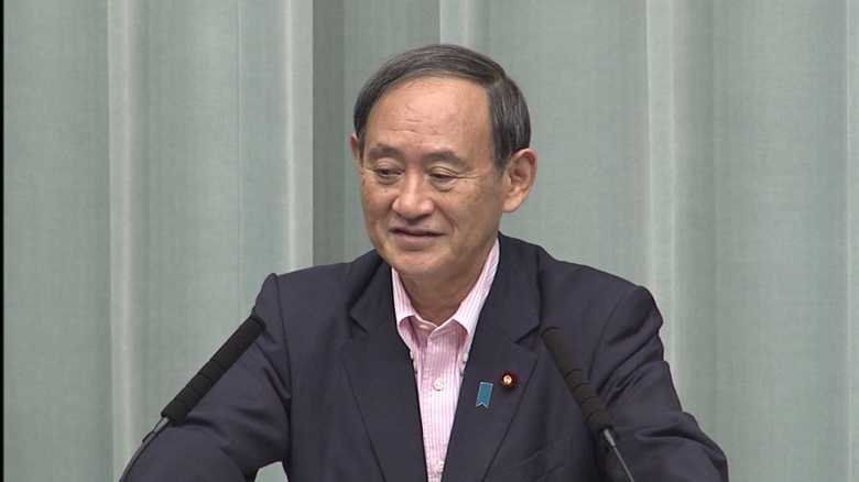 記者の質問に苦笑いを浮かべる菅長官(6月27日会見より)