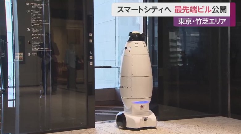 エレベーターで移動する警備ロボット
