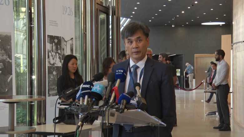 会見にのぞむ韓国の金勝鎘(キム・スンホ)新通商戦略室長