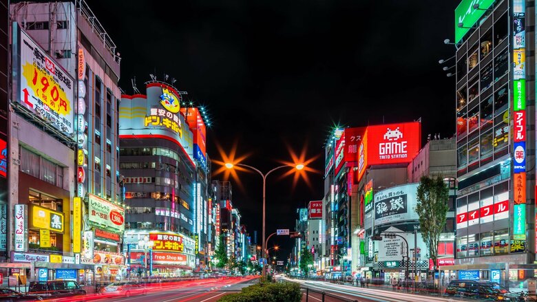ネオンが灯る街並み(写真はイメージ)