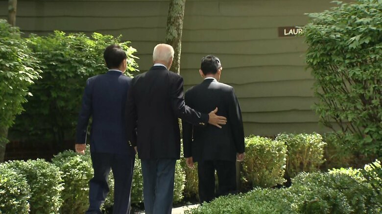岸田首相の背に手を添えるバイデン大統領